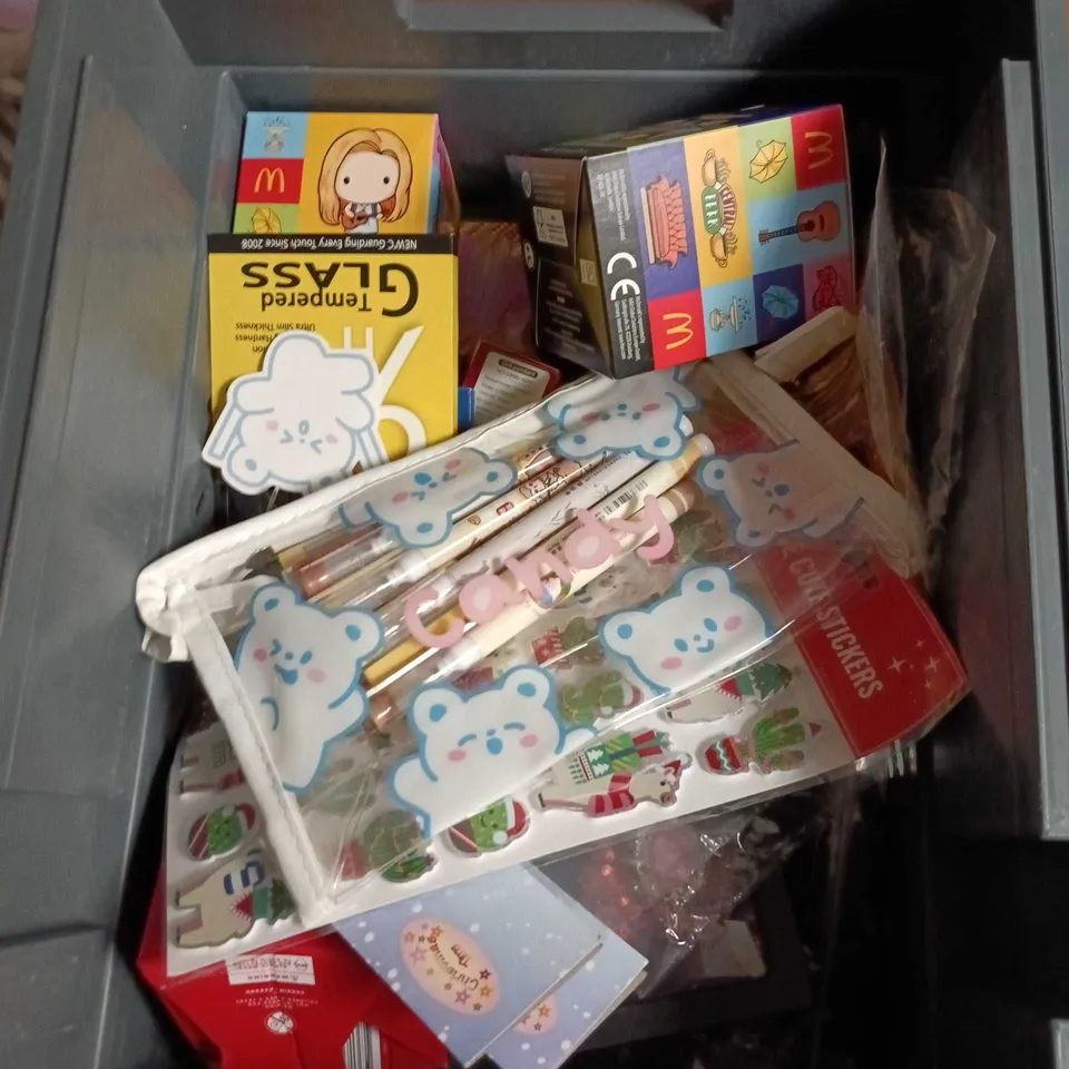 LARGE QUANTITY OF ASSORTED TOYS AND GAMES TO INCLUDE - SQUISHY BALLS, SMALL TEDDY & FANTASY GAME DICE ETC 