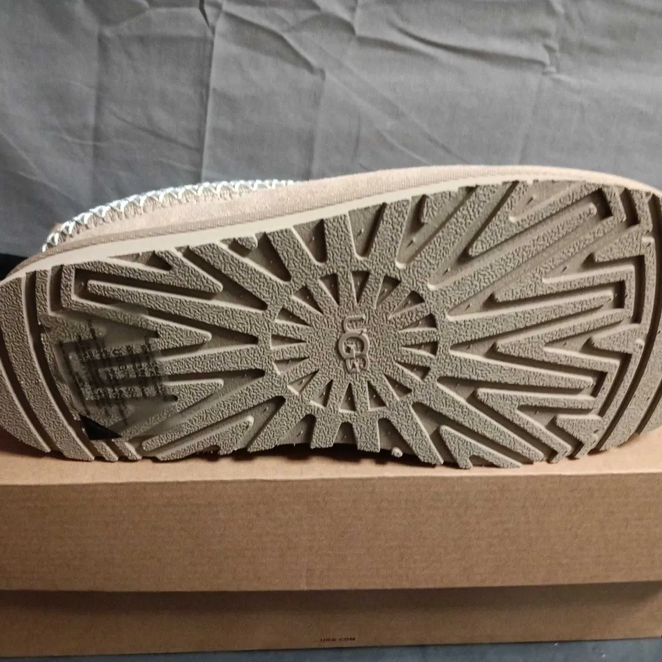BOXED PAIR OF UGG WOMEN'S SUEDE SLIPPERS UK 5