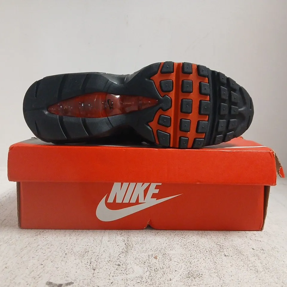 BOXED PAIR OF NIKE AIR MAX 95 TRAINERS IN BLACK SIZE UK 9