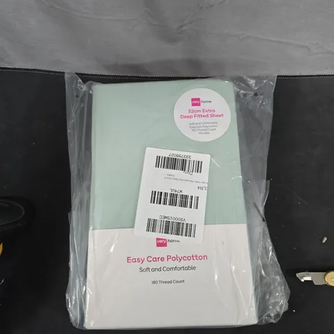 BOX OF APPROXIMATELY 15 ASSORTED ITEMS TO INCLUDE: FITTED SHEET AND HAIRSPRAY