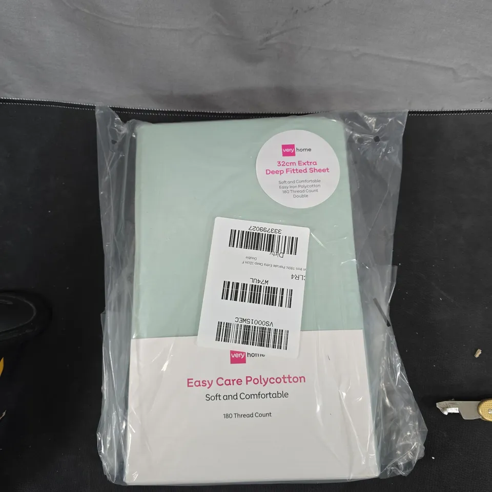 BOX OF APPROXIMATELY 15 ASSORTED ITEMS TO INCLUDE: FITTED SHEET AND HAIRSPRAY