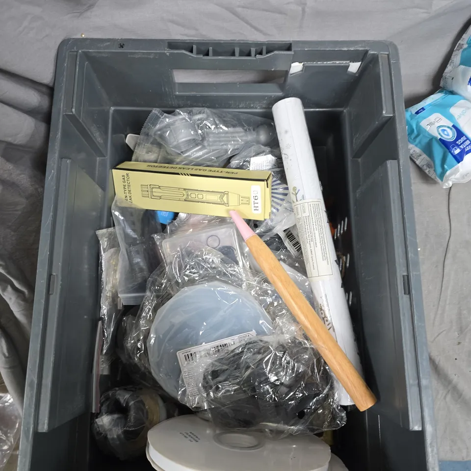 BOX OF APPROXIMATELY 20 HOUSEHOLD ITEMS INCLUDING:PEN GAS DETECTER, BRITA FLITERS AND SILICONE UTENSILS