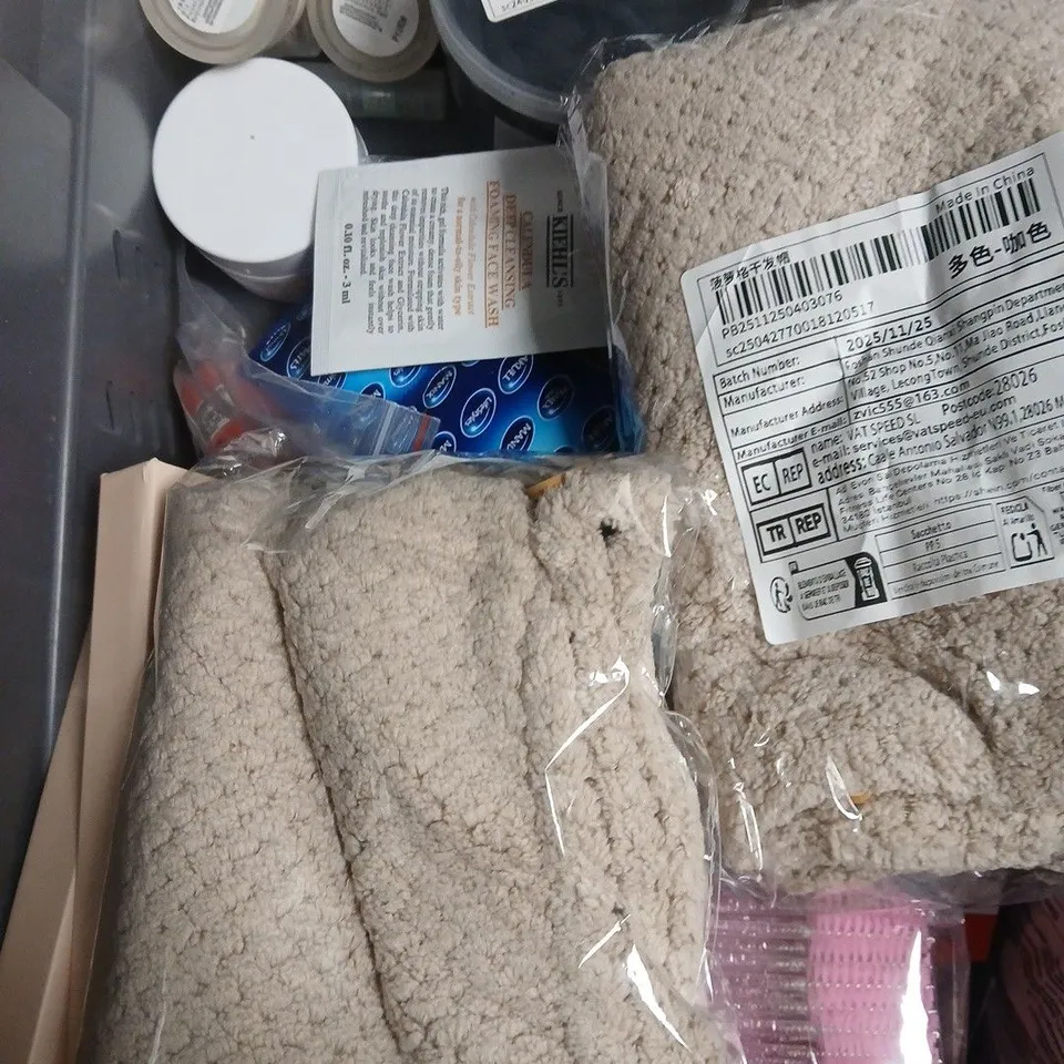 APPROXIMATELY 15 ASSORTED HEALTH & BEAUTY PRODUCTS TO INCLUDE MOUTHWASH, WAX BEADS, BATH PLUG ETC 