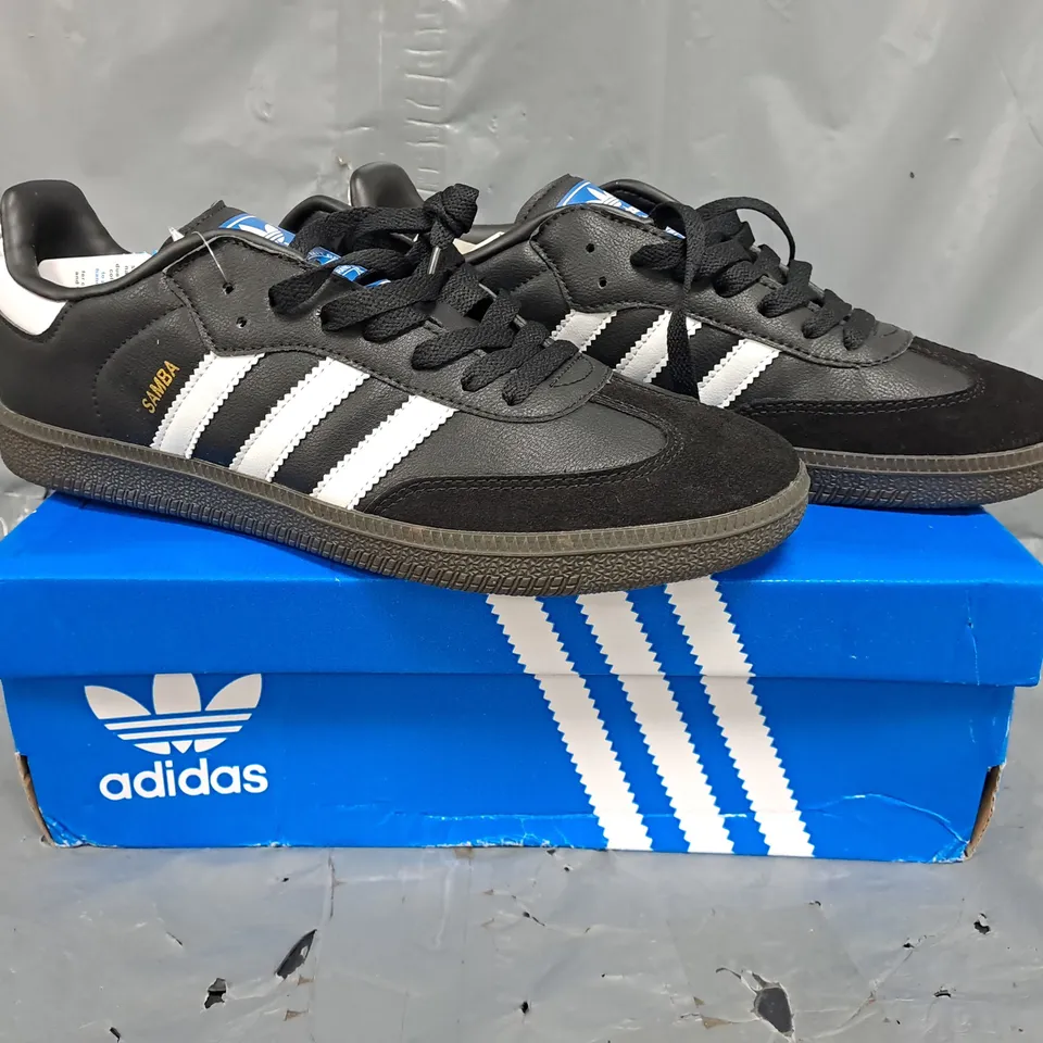 BOXED PAIR OF ADIDAS SAMBA OG SHOES IN BLACK/WHITE SIZE UK 8