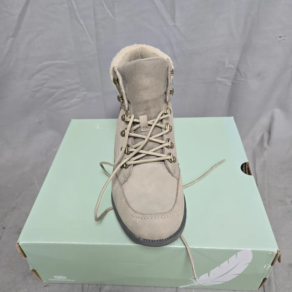 FREE SPIRIT WOMEN'S TAUPE SUEDE BOOTS WITH FAUX SHEARLING COLLAR – LACE-UP SIZE 7