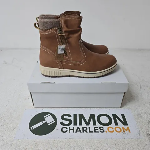 BOXED PAIR OF JO & JOE SUTTON BOOTS IN COGNAC - UK 8