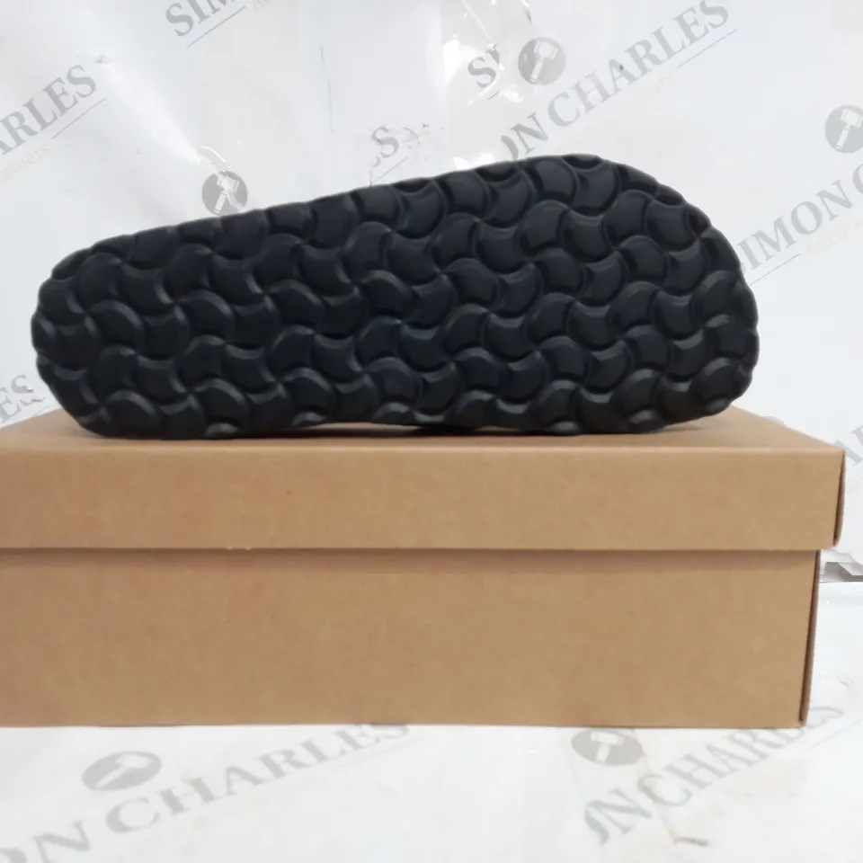 BOXED PAIR OF BONOVA SANDALS BLACK GLITTER SIZE 6