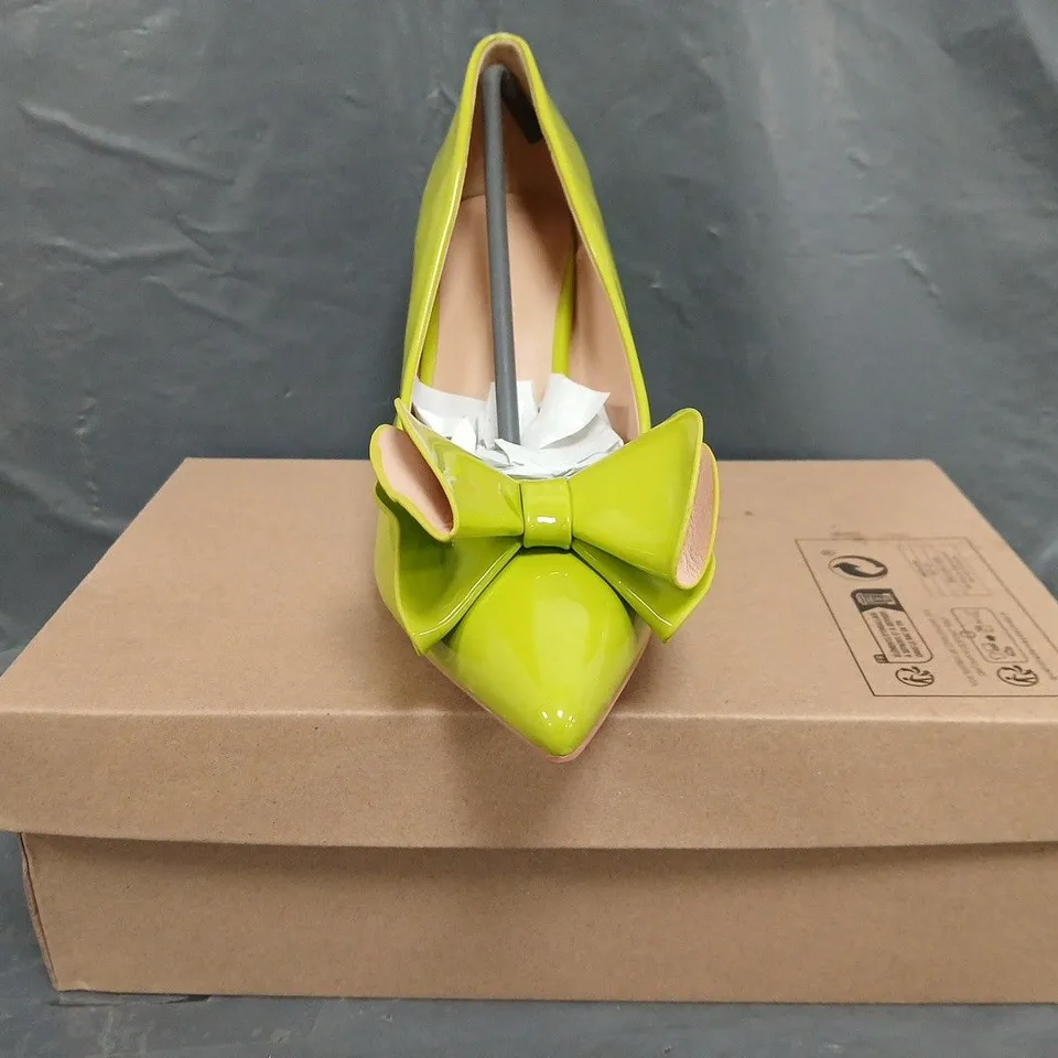 BOXED PAIR OF UNBRANDED POINTED TOE BLOCK HEEL SHOES IN GREEN W. BOW DETAIL SIZE EU 38