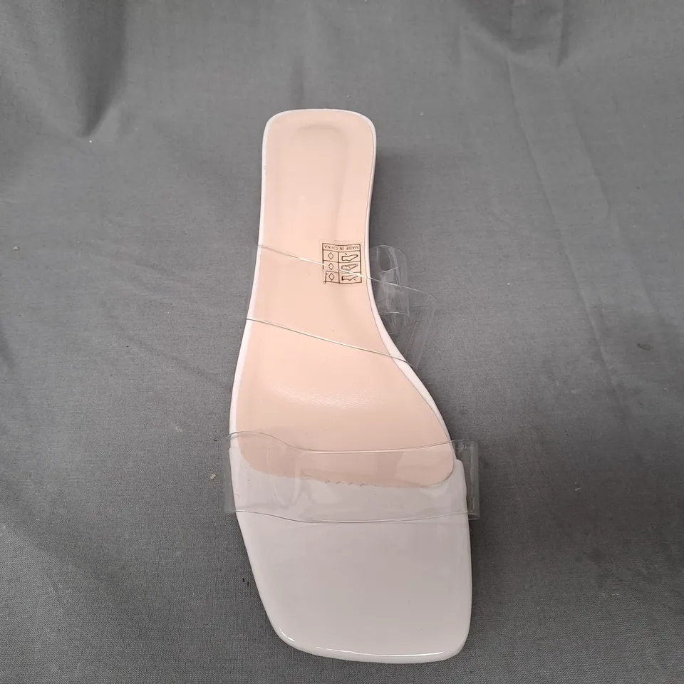 BOXED PAIR OF DESIGNER OPEN TOE LOW HEEL SANDALS IN BEIGE W. CLEAR STRAPS EU SIZE 43