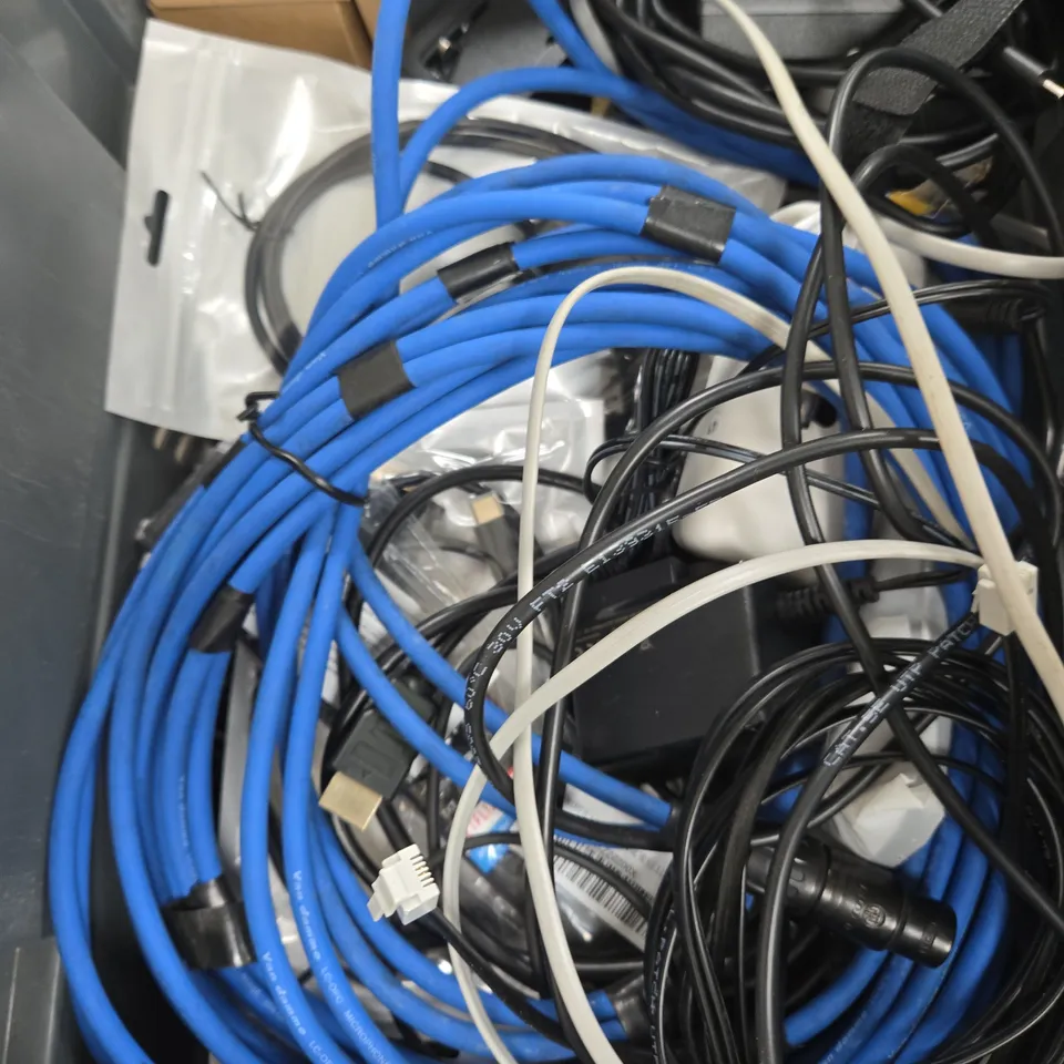 APPROXIMATELY 10 ASSORTED ELECTRICAL PRODUCTS TO INCLUDE CHARGING UNIT, A/V CABLES, TV BOX ETC