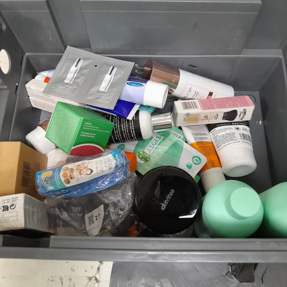 APPROXIMATELY 20 ASSORTED COSMETICS PRODUCTS TO INCLUDE - HAWAIIAN TROPIC TANNING OIL, MACLEANS TOOTHPASTE AND MUMMY'S ORGANIC SCAR BALM ETC. 