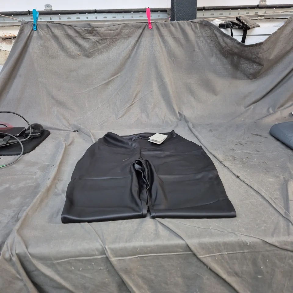 MINT VELVET BLACK FAUX LEATHER LEGGINGS, M SHORT – CORE LINE