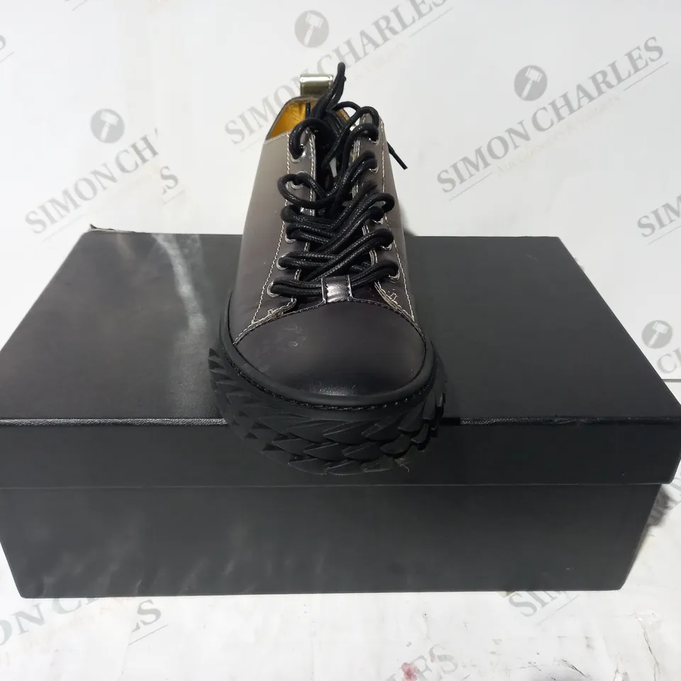 BOXED PAIR OF GIUSEPPE ZANOTTI SHOES IN BLACK/GOLD GRADIENT EU SIZE 43