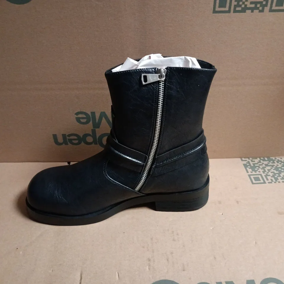 BOXED KOI LEGION MEN'S STACKED HARDWARE BIKER BOOTS - VINTAGE BLACK, UK 9