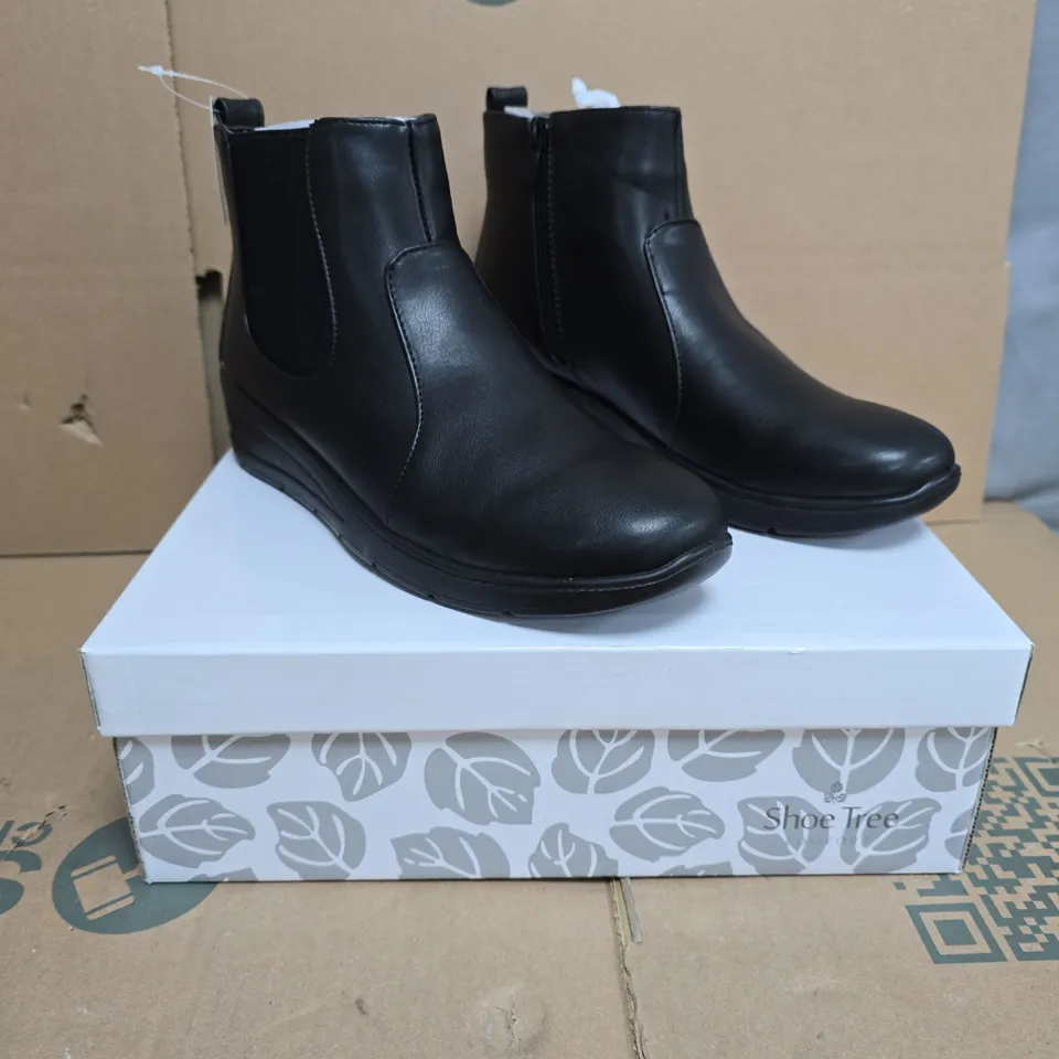 SHOE TREE COMFORT BRAMBLE CHELSEA BOOTS, BLACK PU, UK 4