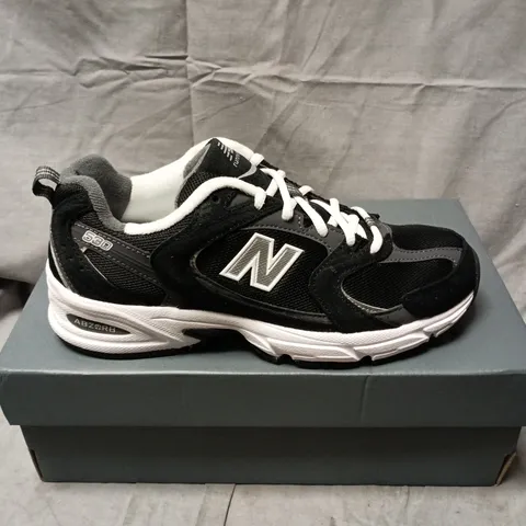 BOXED PAIR OF NEW BALANCE RUNNING 530 TRAINERS IN BLACK - UK 5