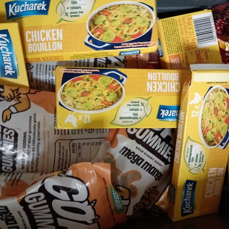 APPROXIMATELY 10 ASSORTED FOOD AND DRINK ITEMS TO INCLUDE LASASGNE PASTA, GOAT GUMMIES, ETC