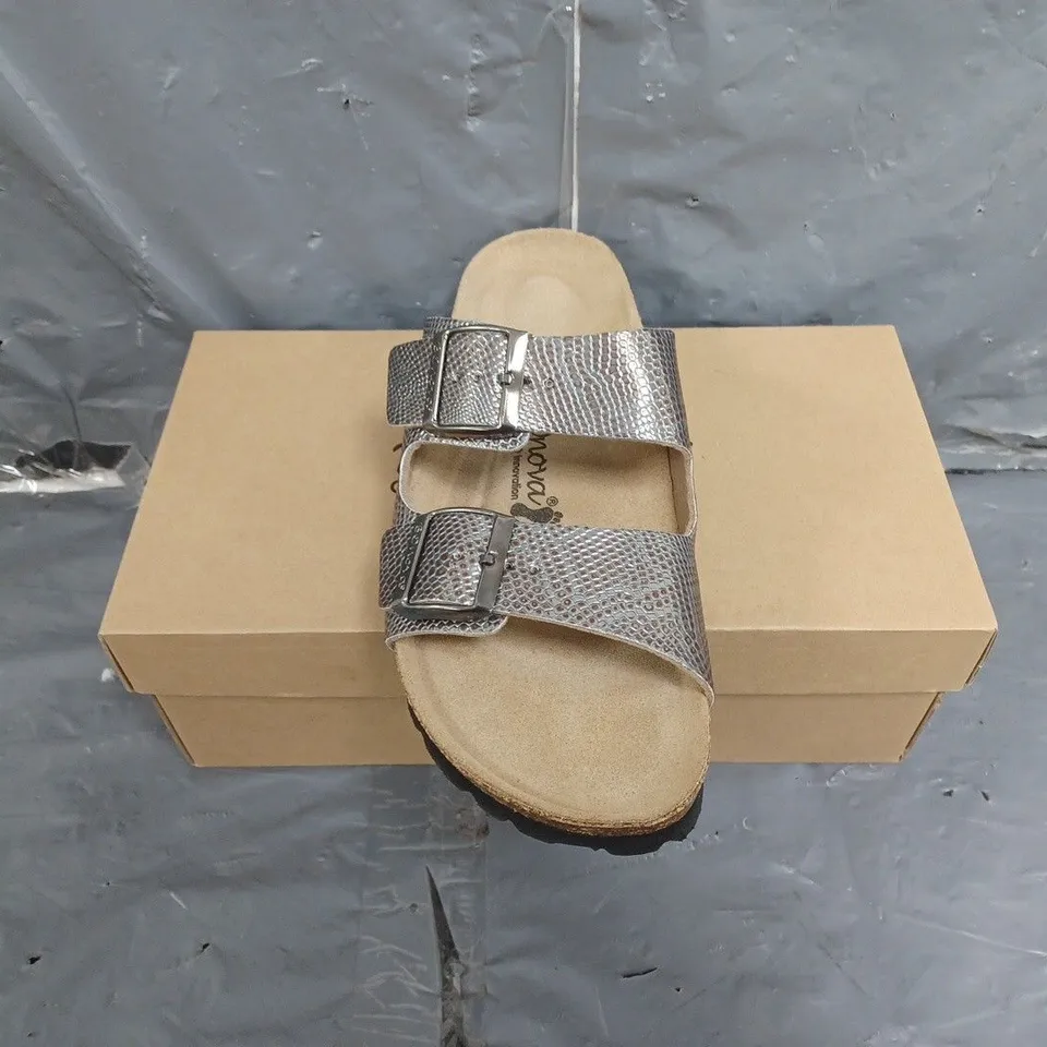 BOXED PAIR OF WOMENS BONOVA SANDALS SIZE 7 