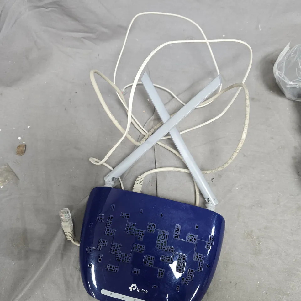 BOX OF APPROXIMATELY 20 ASSORTED ITEMS TO INCLUDE: TP LINK AND DOOR HANDLE