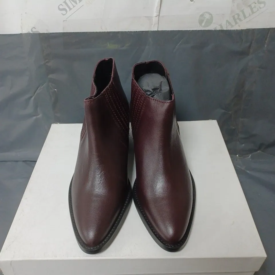 BOXED PAIR OF WOMENS WINE LEATHER ANKLE BOTS SIZE 36