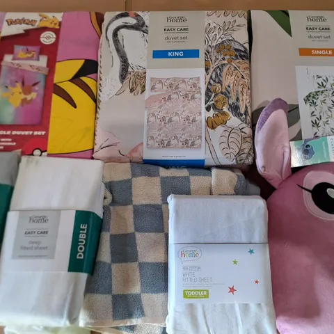 LOT OF APPROXIMATELY 14 ASSORTED BEDDING AND SOFT FURNISHING ITEMS TO INCLUDE DUVET SETS, SHEETS AND CUSHION