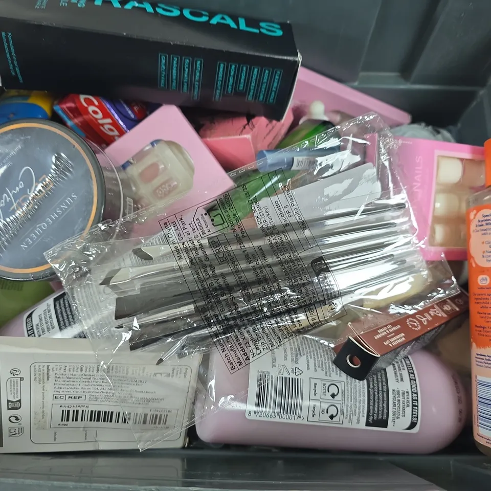 APPROXIMATELY 20 ASSORTED HEALTH & BEAUTY PRODUCTS TO INCLUDE RASCALS STYLING CREAM, ALBERTO BALSAM CONDITIONER, MORPHE BAKE & SET, ETC - COLLECTION ONLY