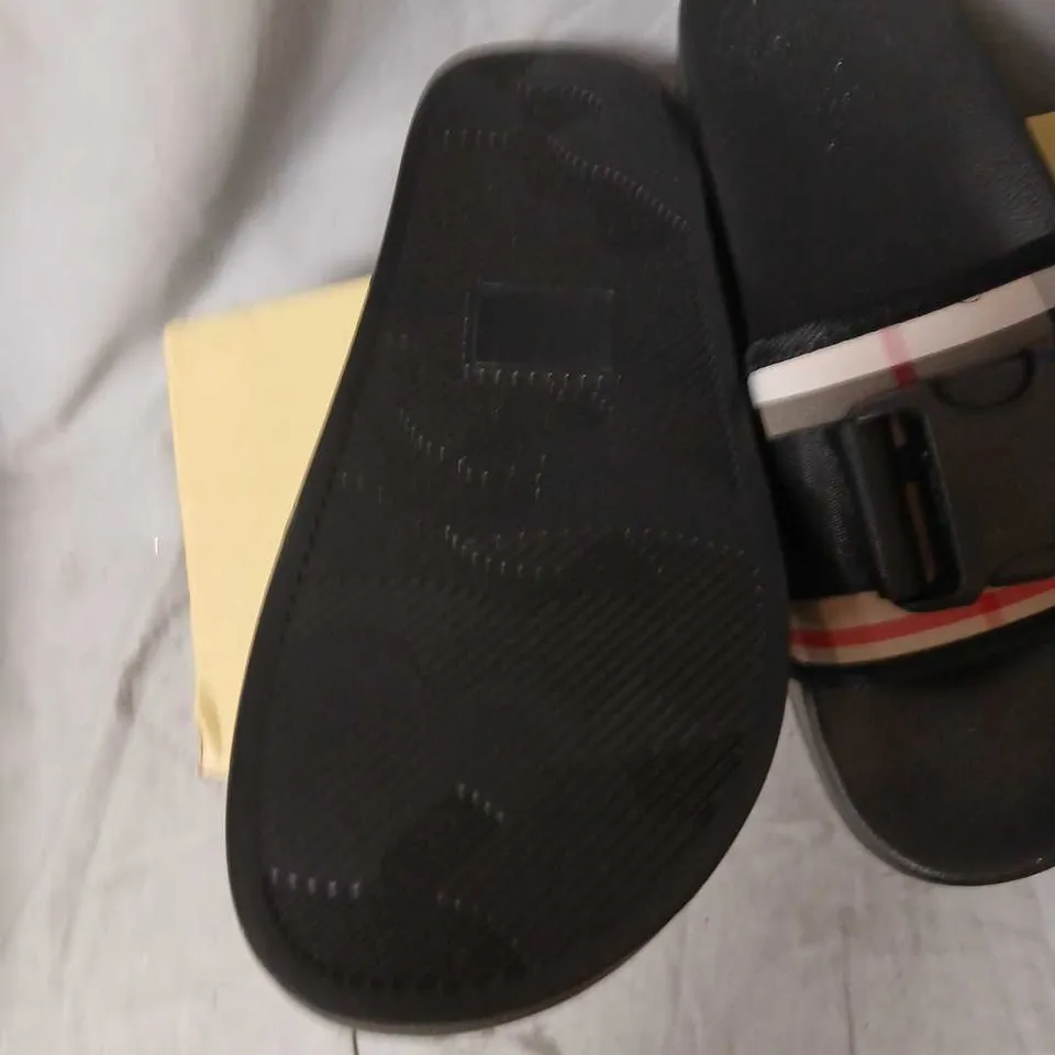 BURBERRY CHECK PATTERN SLIDE SANDALS – BLACK, UK 7 (EU 41) 