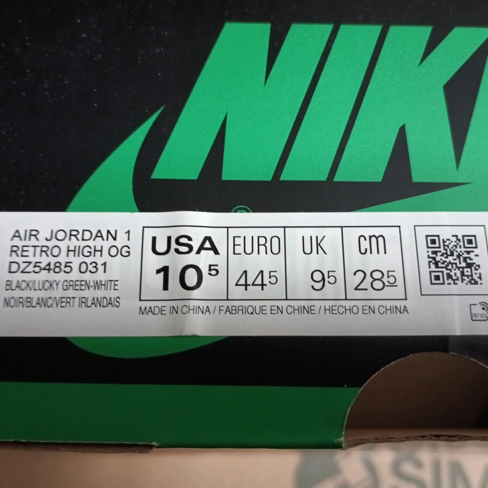NIKE AIR JORDAN 1 RETRO HIGH OG SNEAKERS – BLACK/UNIVERSITY GREEN/WHITE, UK 9.5 (US 10.5, EU 44.5) – BOXED