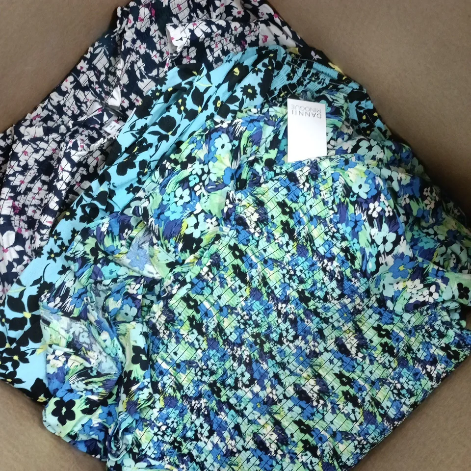 APPROXIMATELY 35 ASSORTED CLOTHING ITEMS IN VARIOUS SIZES, STYLES & COLOURS TO INCLUDE BRANDS SUCH AS DANNII MINOGUE, DENIM & CO, RUTH LANGSFORD , ETC - COLLECTION ONLY