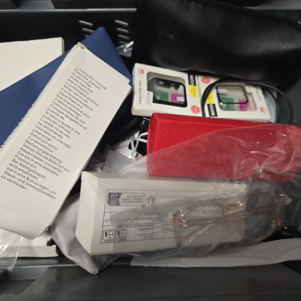 APPROXIMATELY 8 ASSORTED VISION CARE ITEMS TO INCLUDE - SUN GLASSES ,CARRY CASE  , EYEWEAR GLASSES