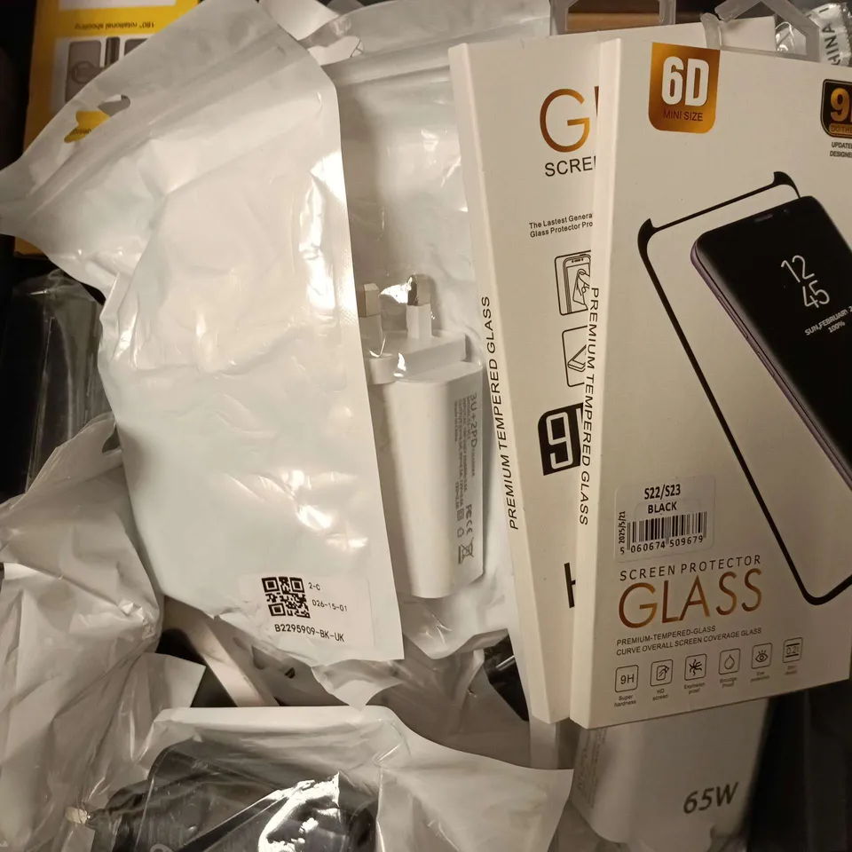 APPROXIMATELY 20 ASSORTED SMARTPHONE ACCESSORIES TO INCLUDE CHARGING CABLES, POWERBANKS, PHONE CASES ETC 