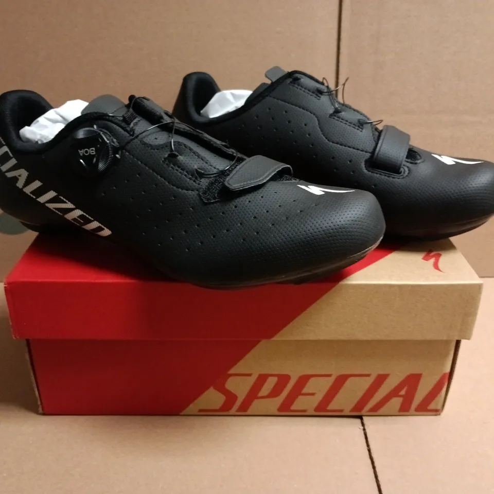 BOXED PAIR OF SPECIALIZED BODY GEOMETRY ROAD SHOES IN BLACK SIZE UK 8