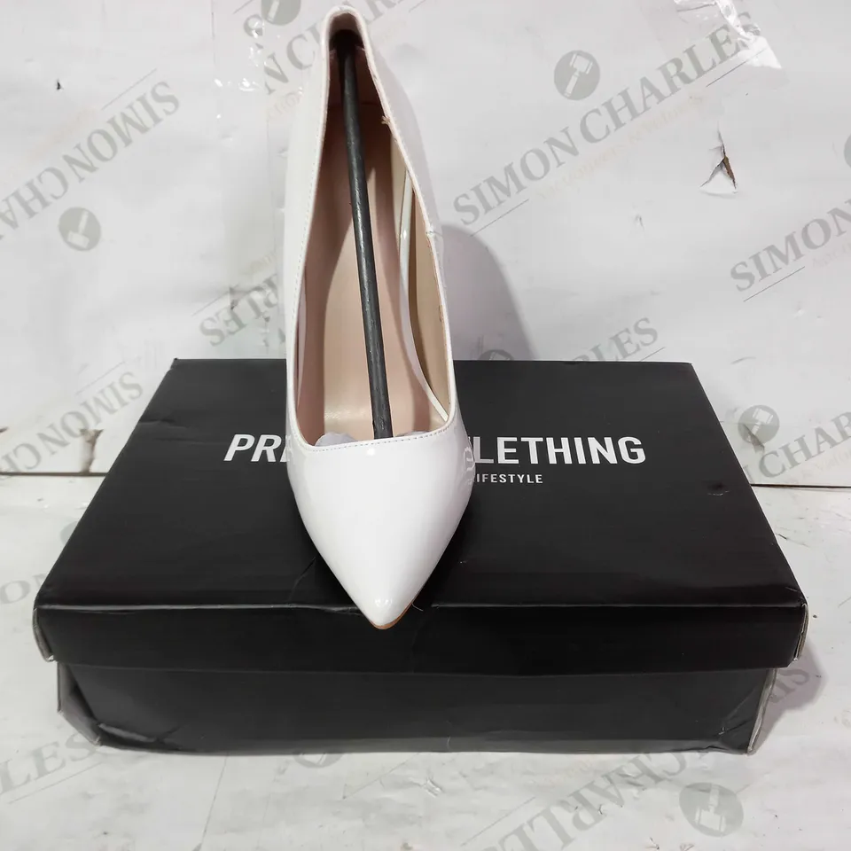 BOXED PAIR OF PRETTY LITTLE THING CLOSED TOE HEELS IN WHITE UK SIZE 6