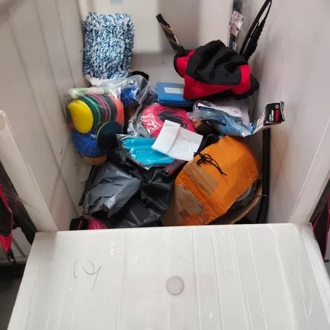 CAGE OF APPROXIMATELY 18 ASSORTED ITEMS TO INCLUDE: FOAM SPRAYER BOTTLE