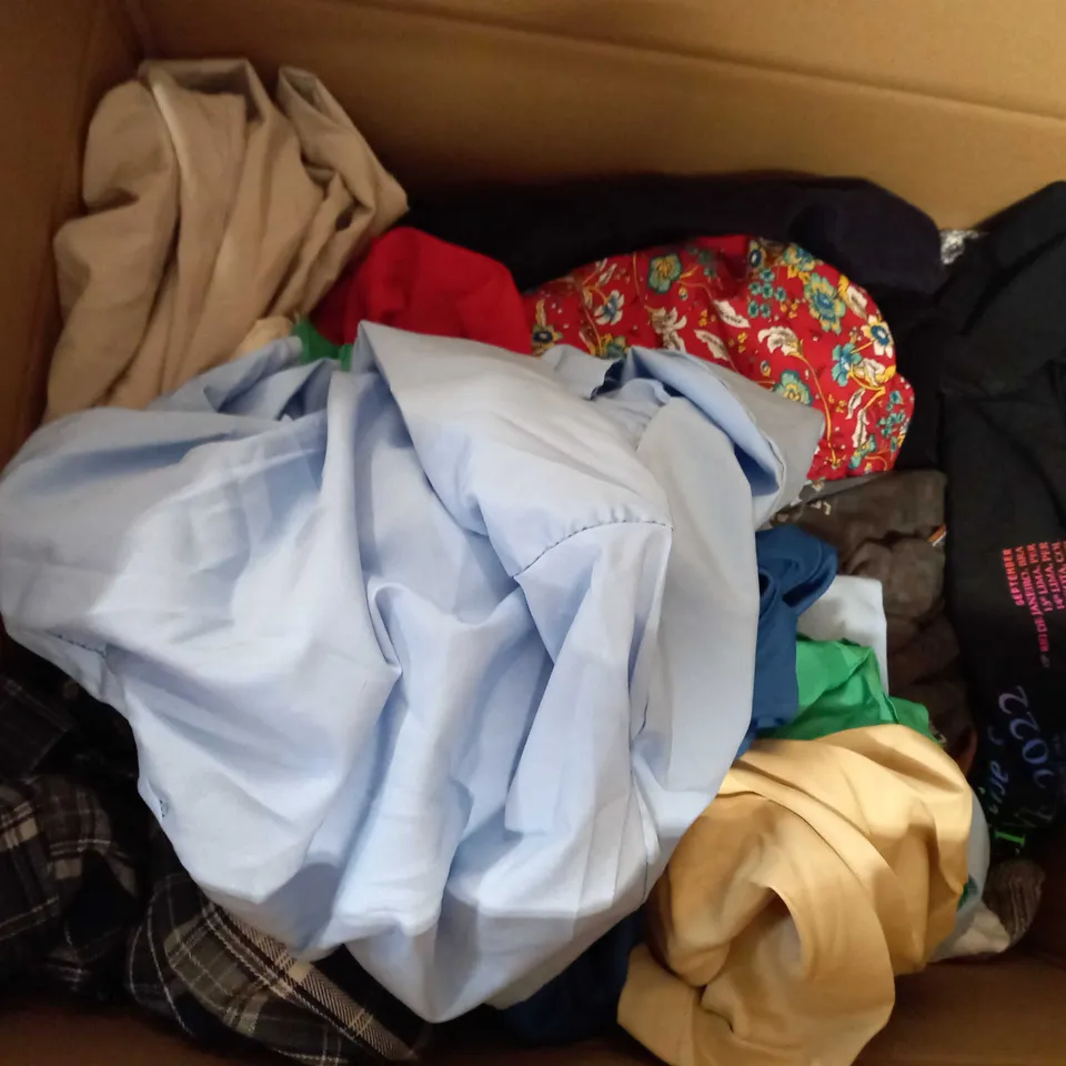 LOT OF APPROX 25 ASSORTED CLOTHING ITEMS VARYING IN SIZE/COLOUR/STYLE TO INCLUDE: TROUSERS, TOPS, DRESSES