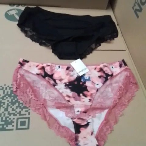 BOXED BRAND NEW APPROXIMATELY 50 2PK ADRIANNA BRIEF BLACK AND FLORAL SIZE 18