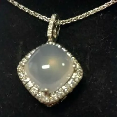 18CT WHITE GOLD PENDANT ON A CHAIN, SET WITH A ROSE QUARTZ CABACHON TO DIAMOND HALO