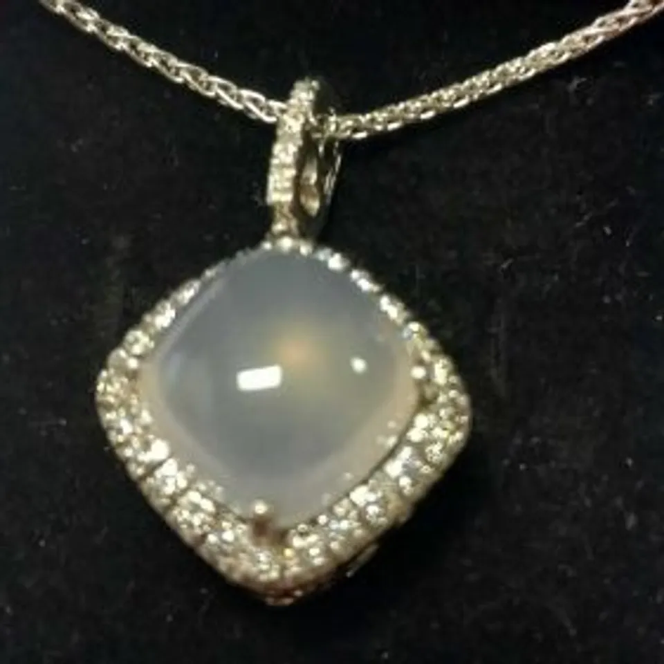 18CT WHITE GOLD PENDANT ON A CHAIN, SET WITH A ROSE QUARTZ CABACHON TO DIAMOND HALO