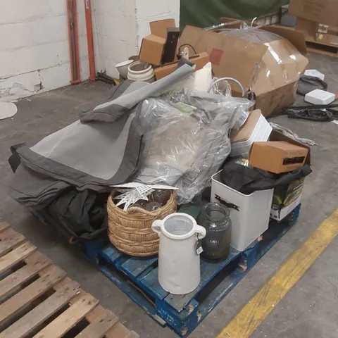 PALLET CONTAINING A LARGE QUANTITY OF ASSORTED GARDEN/HOME FURNITURE AND DECORATION PARTS