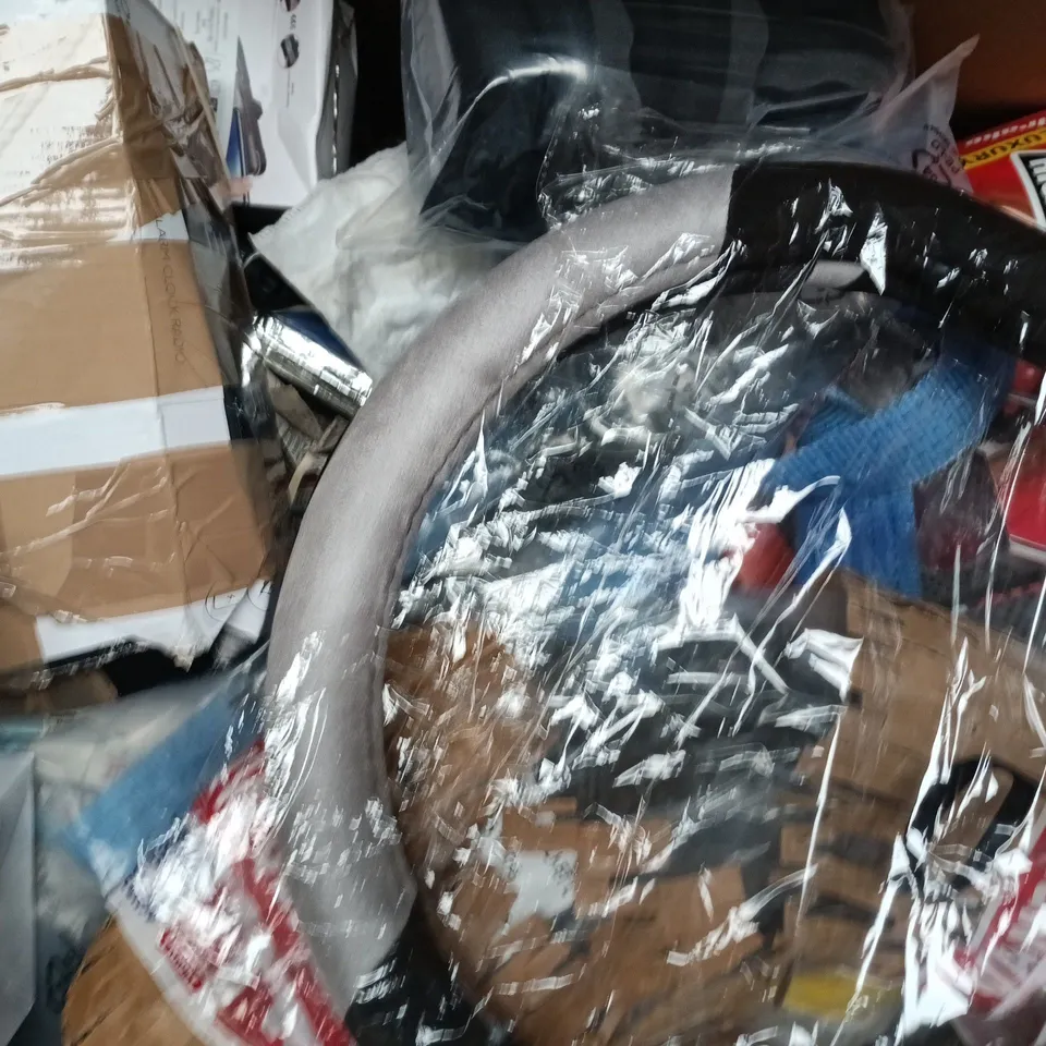 BOX OF APPROXIMATELY 10 ASSORTED VEHICLE ITEMS TO INCLUDE CAR HOLDER W. WIRELESS CHARGER, ETC - COLLECTION ONLY