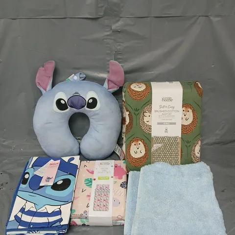 BOX OF APPROXIMATELY 10 ASSORTED BEDDING & SOFT FABRICS ITEMS TO INCLUDE - STITCH TRAVEL PILLOW - HEDGEHOG KING DUVET SET - STITCH OVEN GLOVE SET - ETC