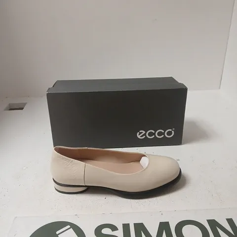 ECCO WOMEN'S BEIGE LEATHER FLATS - EUR SIZE 37 