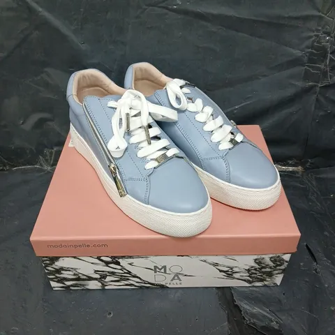 BOXED PAIR OF MODA IN PELLE BALIZE LIGHT BLUE SHOES - 7