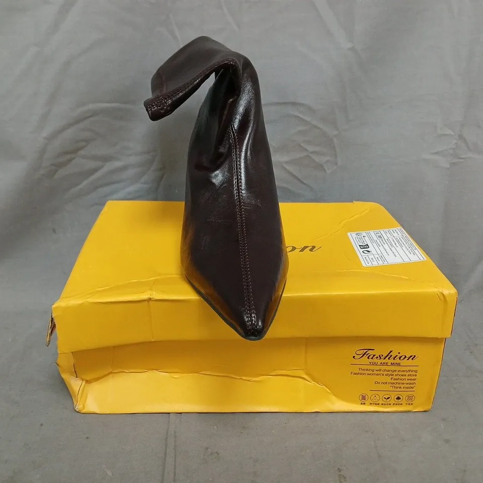 BOXED PAIR OF UNBRANDED LOW HEEL POINTED TOE SHOES IN DARK BURGUNDY SIZE EU 39