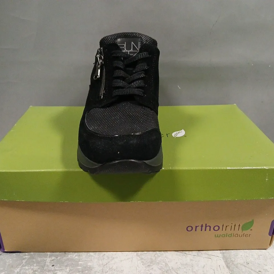 BOXED PAIR OF WALD LAUFER SHOES IN BLACK SIZE 4
