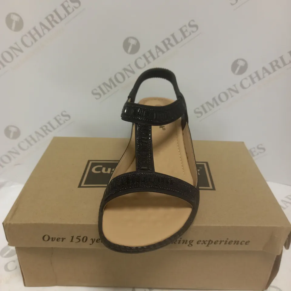BOXED PAIR OF CUSHION WALK DIAMANTE T BAR SANDALS IN BLACK - SIZE 7