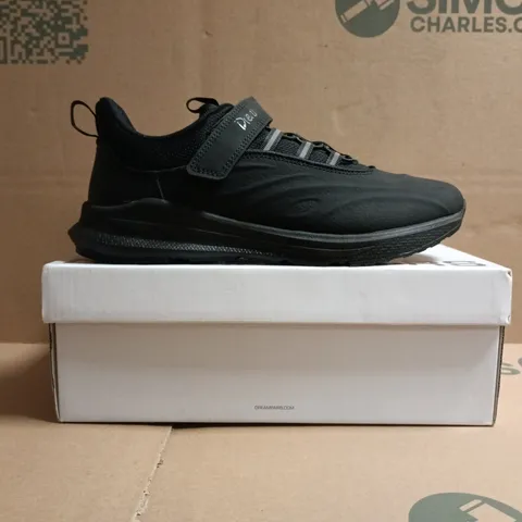 BOXED PAIR OF DREAM PAIRS TRAINERS IN BLACK SIZE UK 4