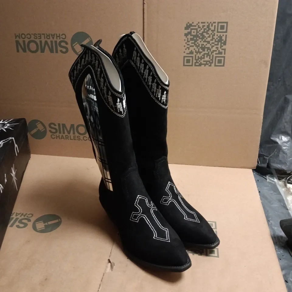 KOI UK 5 BLACK SUEDE KNEE-HIGH BOOTS WITH WHITE EMBROIDERY – WOMEN'S