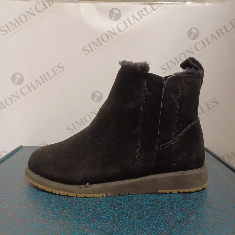 BOXED EMU PANU BOOTS, BLACK - SIZE 4