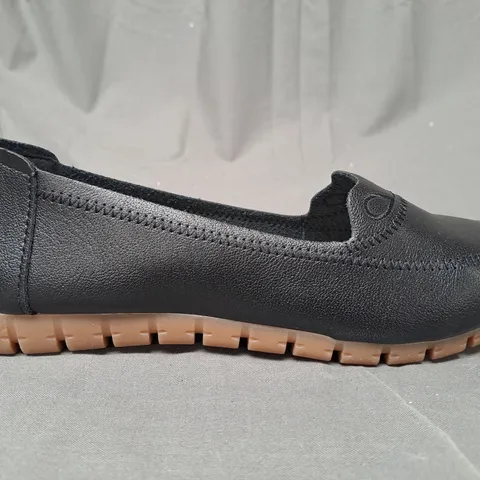 BOXED PAIR OF DESIGNER SLIP-ON SHOES IN BLACK EU SIZE 40